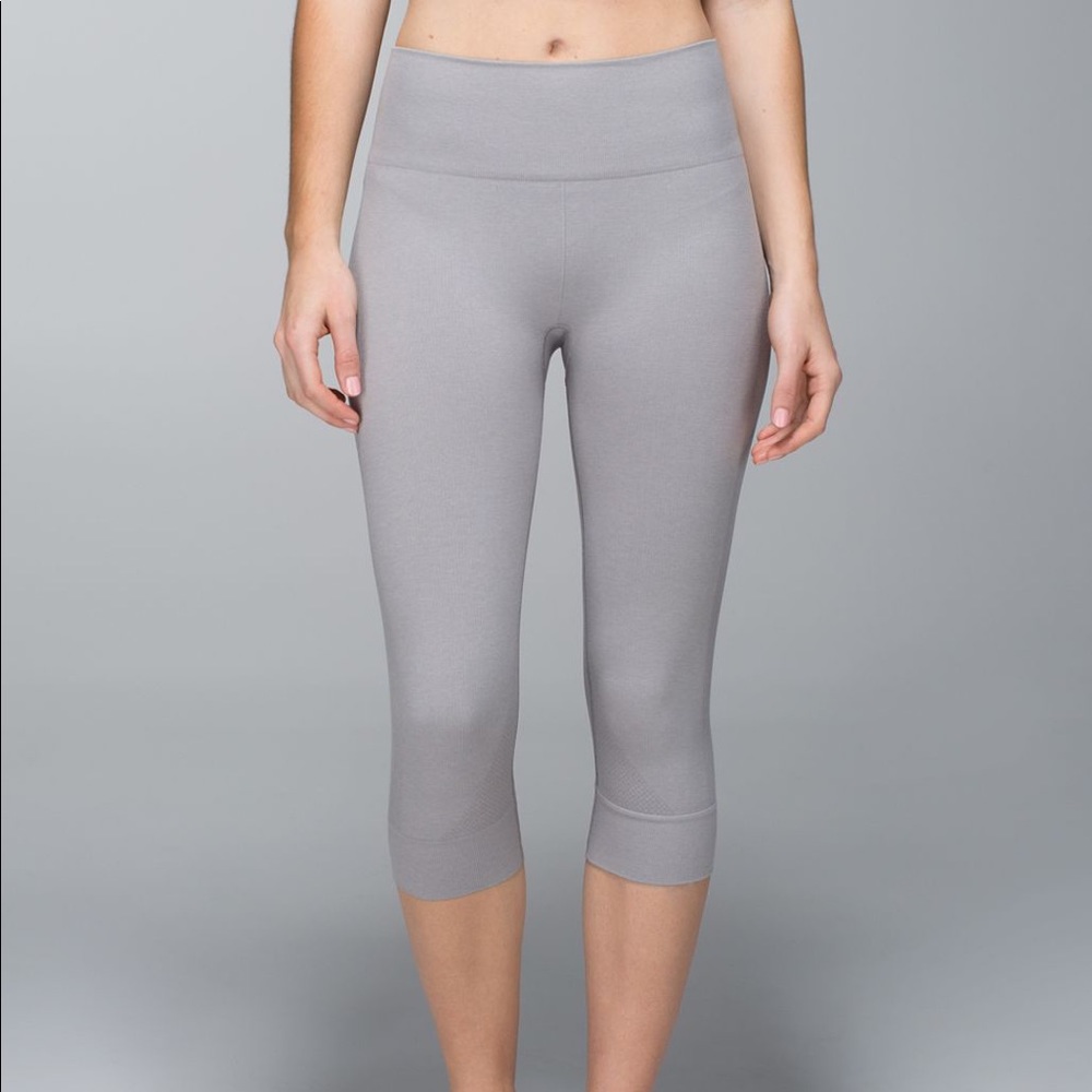 Lululemon 🍋 Heathered Gray Seamlessly Street Crop